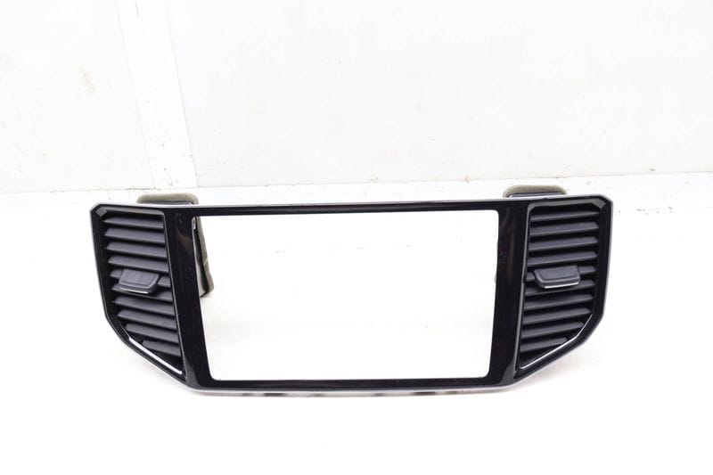 Center Dash Trim Panel / Air Vent 3CN858418H — Used (SKU 650741)