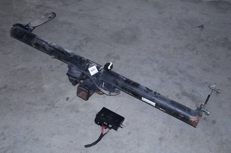 Trailer / Tow Hitch w/ Module 3CN803881C — Used (SKU 687062)