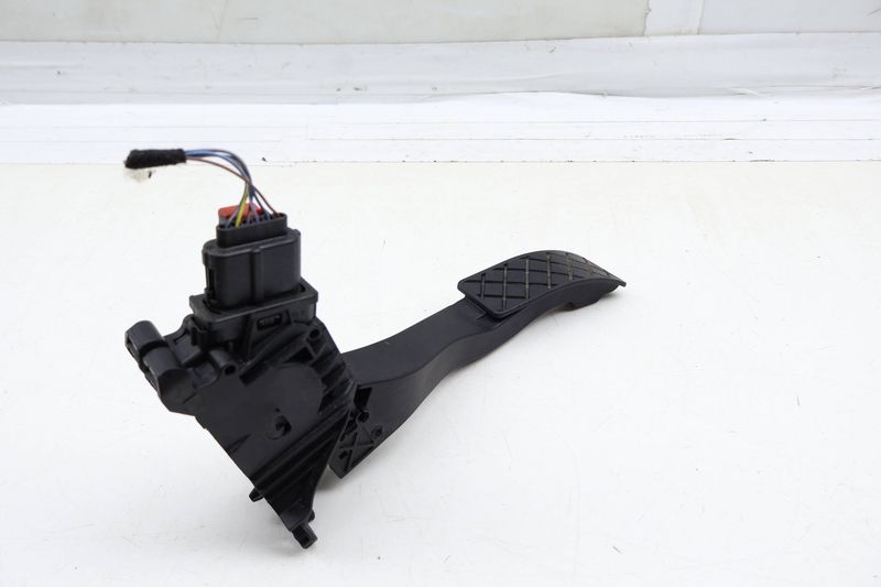 Gas Pedal / Accelerator Module 5QN723503 — Used (SKU 694828)