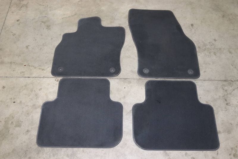 Carpet Floor Mat Set 83B863691 — Used (SKU 590826)