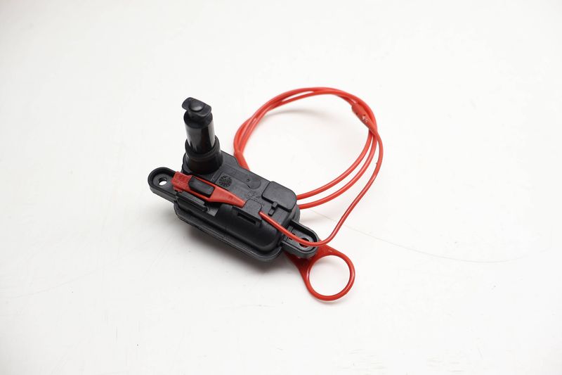 Gas / Fuel Door Lock Actuator 8S0862153 — Used (SKU 721916)