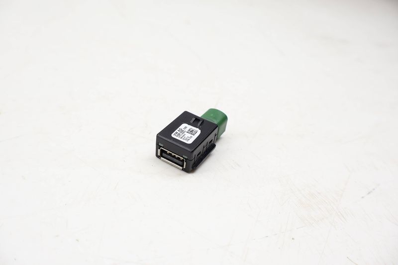 USB Port / Connector 5Q0035726 — Used (SKU 716195)