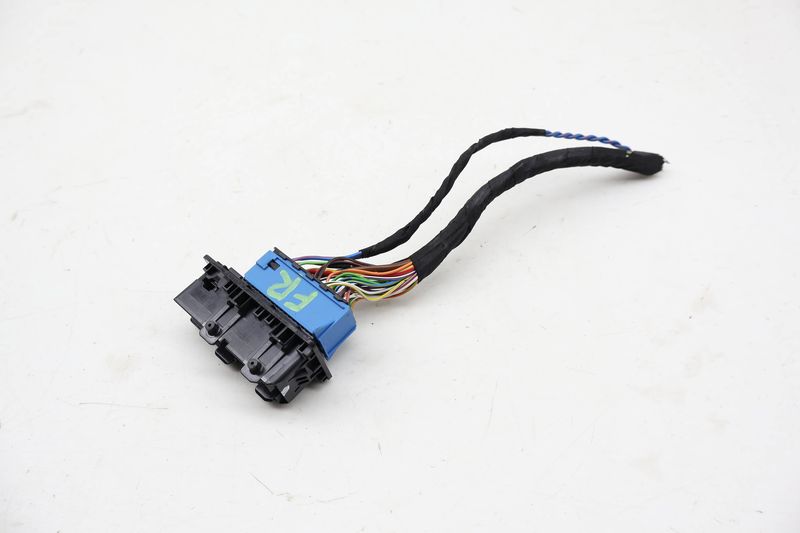 Door Wiring Harness Connector / Pigtail 9221027 — Used (SKU 733090)