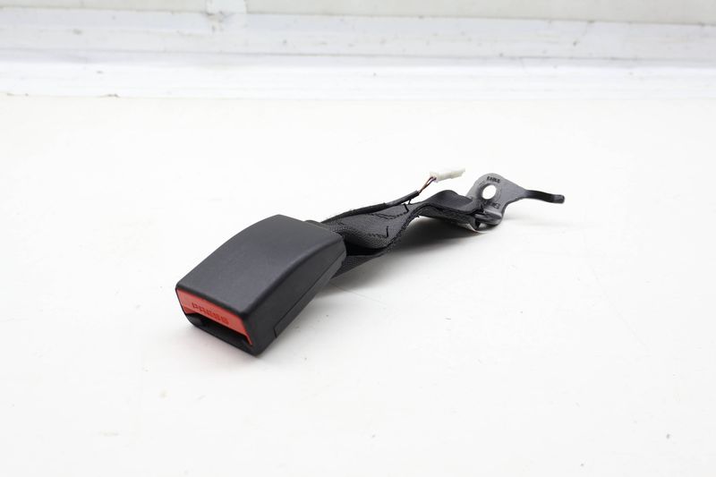 Center Seat Buckle / Receiver 72117412785 — Used (SKU 732714)