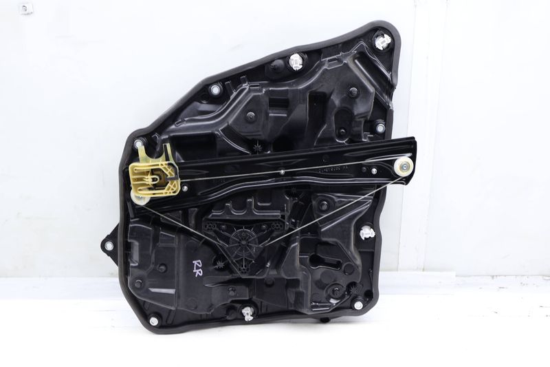 Door Panel / Window Regulator Assembly 51337365168 — Used (SKU 663715)