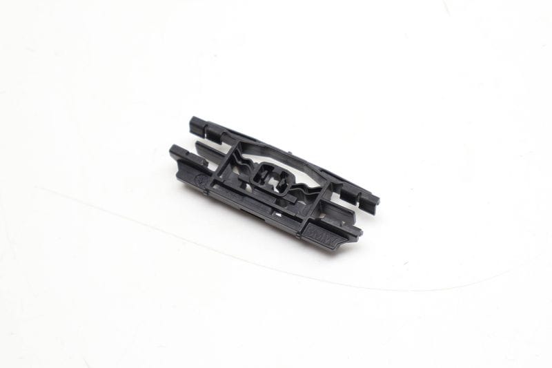 Roof Drip Molding Retaining Clip 51137472264 — Used (SKU 732585)