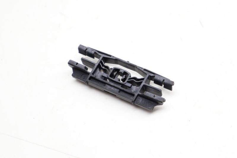 Roof Drip Molding Retaining Clip 51137472264 — Used (SKU 732586)