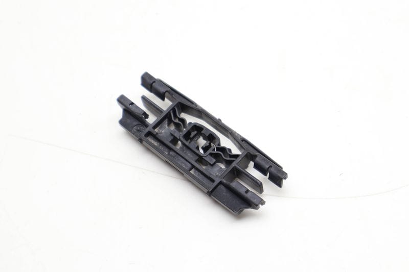 Roof Drip Molding Retaining Clip 51137472264 — Used (SKU 732587)