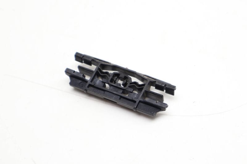 Roof Drip Molding Retaining Clip 51137472264 — Used (SKU 732588)
