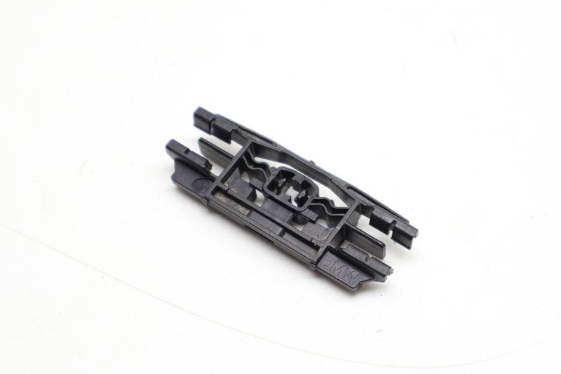 Roof Drip Molding Retaining Clip 51137472264 — Used (SKU 732589)