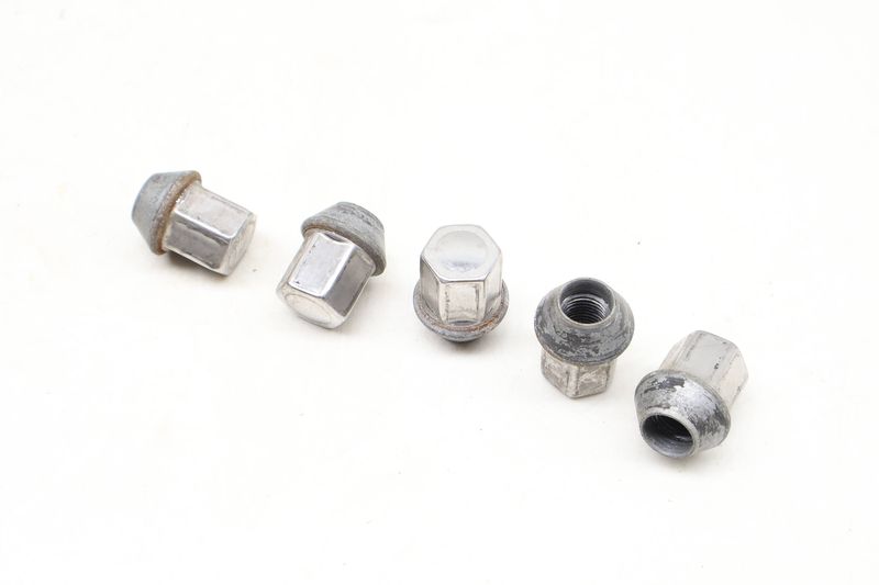 Wheel Bolt / Lug Nut Set (5) LR001381 — Used (SKU 623183)