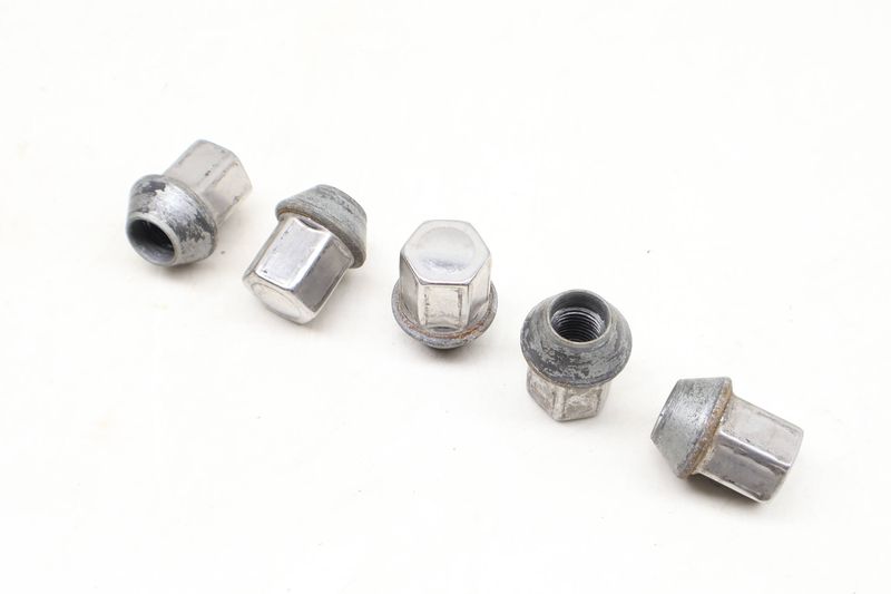 Wheel Bolt / Lug Nut Set (5) LR001381 — Used (SKU 623184)