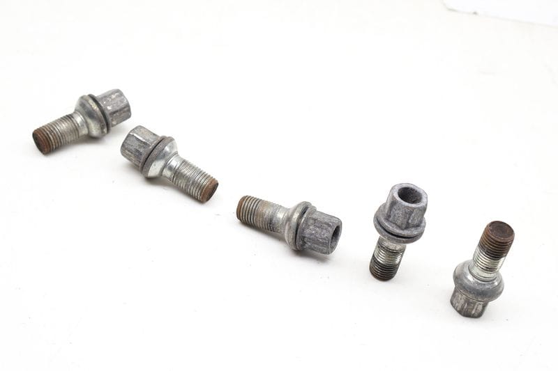 Wheel Lug Bolt / Nut Set (5) WHT002438 — Used (SKU 733922)