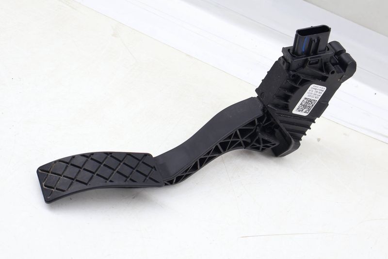Gas Pedal / Accelerator Module 5QN723503 — Used (SKU 672531)