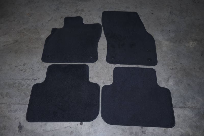 Carpet Floor Mat Set 83B863691 — Used (SKU 620171)