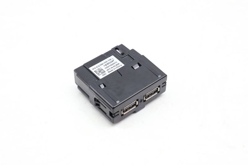Center Console Dual USB Port / Module 5Q0035726L — Used (SKU 670654)