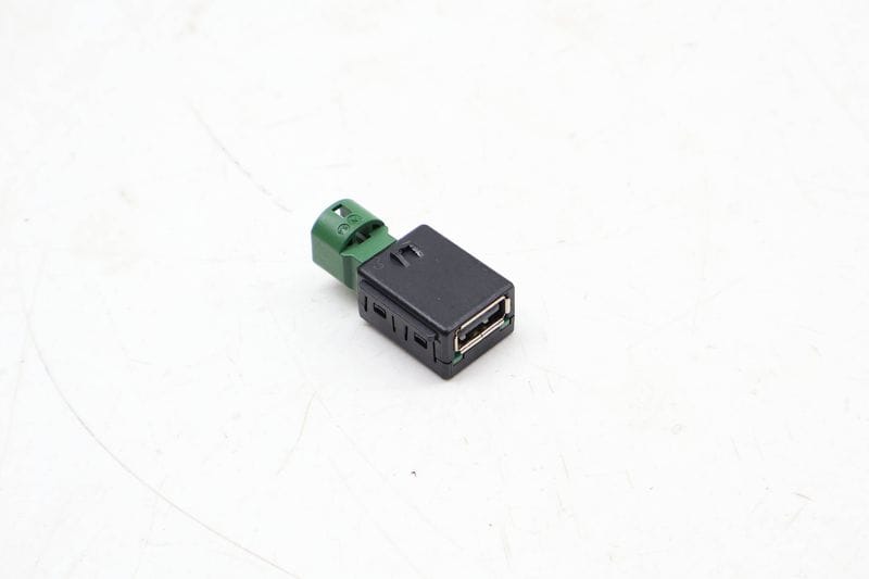 USB Port / Connector 5Q0035726 — Used (SKU 670713)