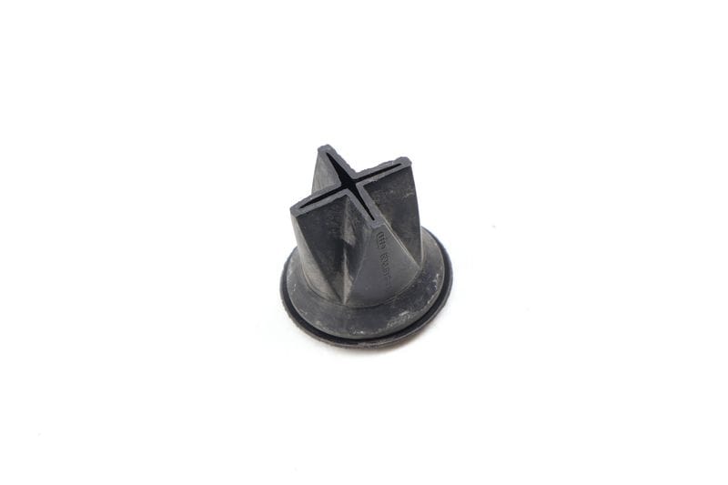 Water Drain Valve / Hose 8D0819419 — Used (SKU 670579)