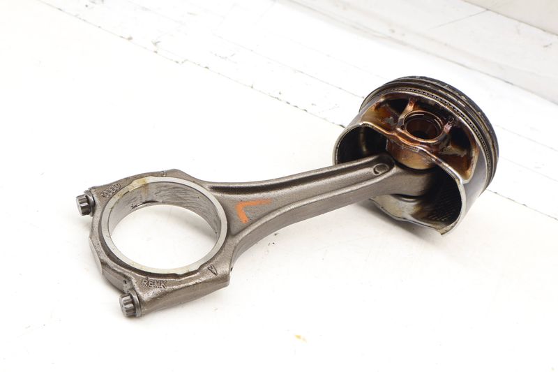 Piston w/ Connecting Rod 0P2107065 — Used (SKU 701227)