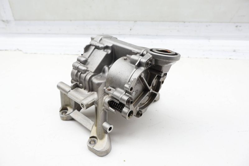 Engine Oil Pump 11418631810 — Used (SKU 728070)