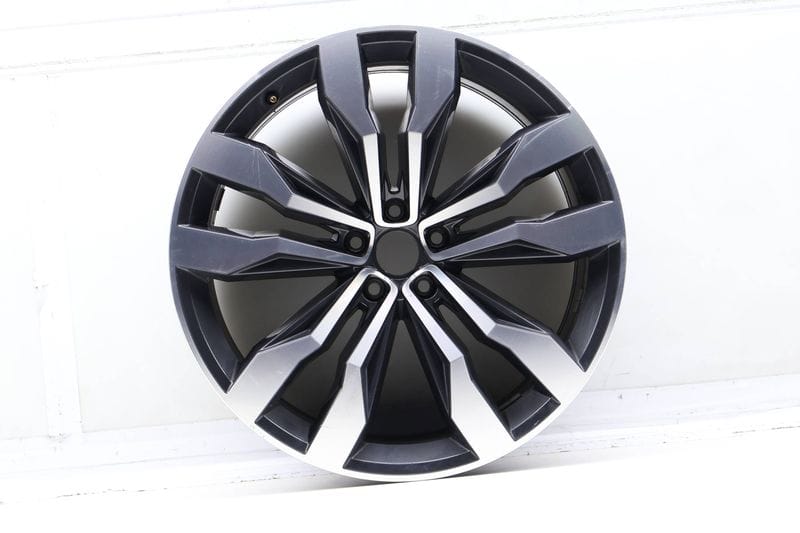 21" Inch Alloy Rim / Wheel (SUZUKA) 3QF601025F — Used (SKU 723697)