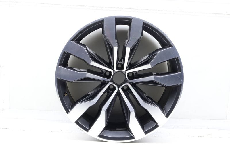 21" Inch Alloy Rim / Wheel (SUZUKA) 3QF601025F — Used (SKU 723699)