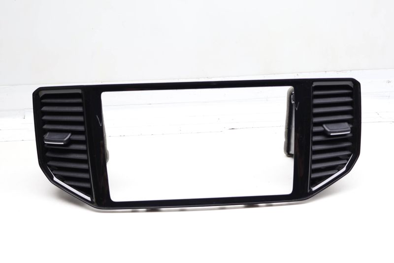 Center Dash Trim Panel / Air Vent 3CN858418 — Used (SKU 723363)