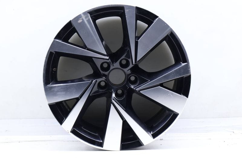 18" Inch Alloy Rim / Wheel 3CM601025B — Used (SKU 675565)
