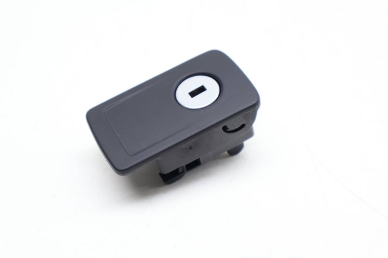 Glove Box Handle / Lock Cylinder 3CN857147 — Used (SKU 675258)
