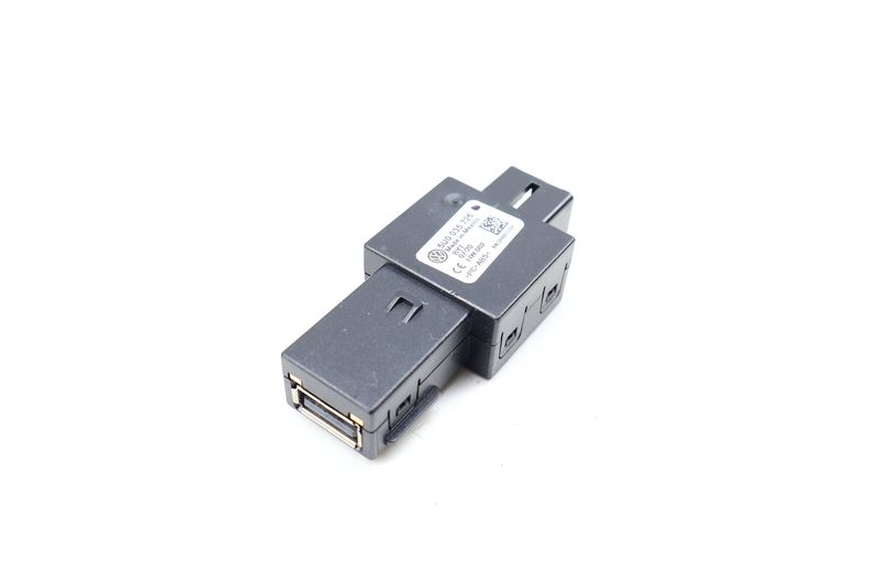 Center Console USB Port / Connector 5U0035726 — Used (SKU 705787)
