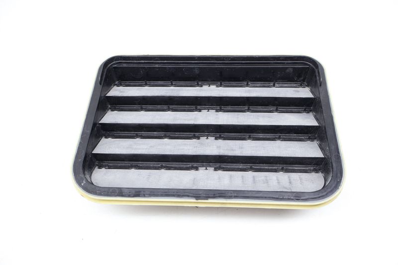 Quarter Panel Vent Trim 7PP819181A — Used (SKU 723458)