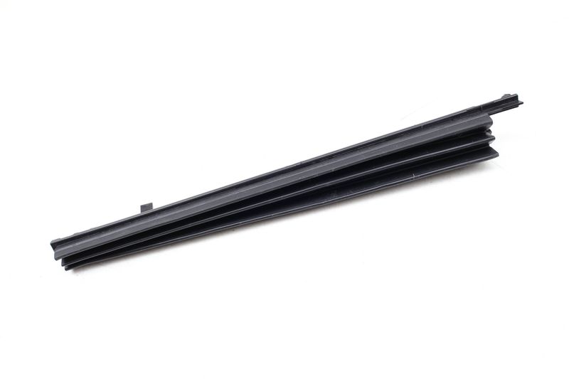 Sunroof / Sun Roof Glass Trim 8D0877781B — Used (SKU 658975)