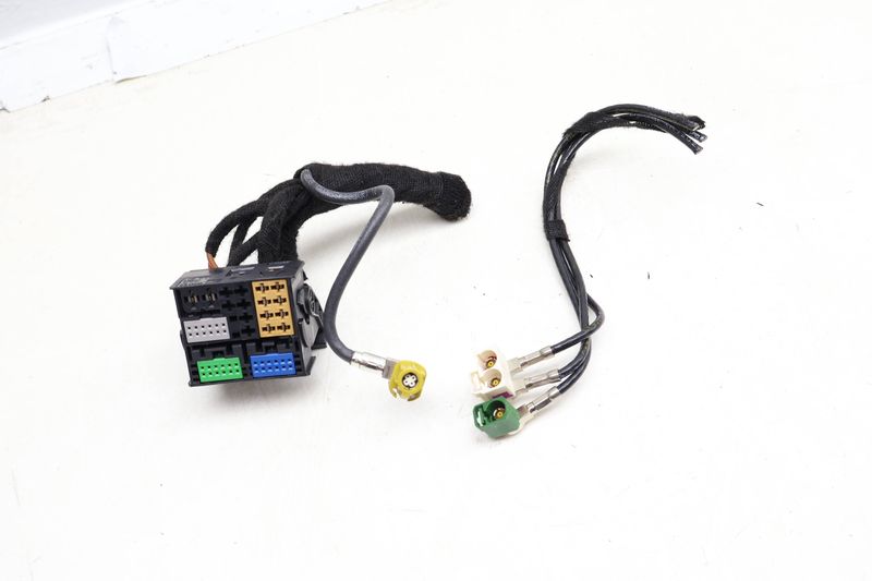 Radio Stereo Wiring Connector Plug / Pigtail Set — Used (SKU 654997)
