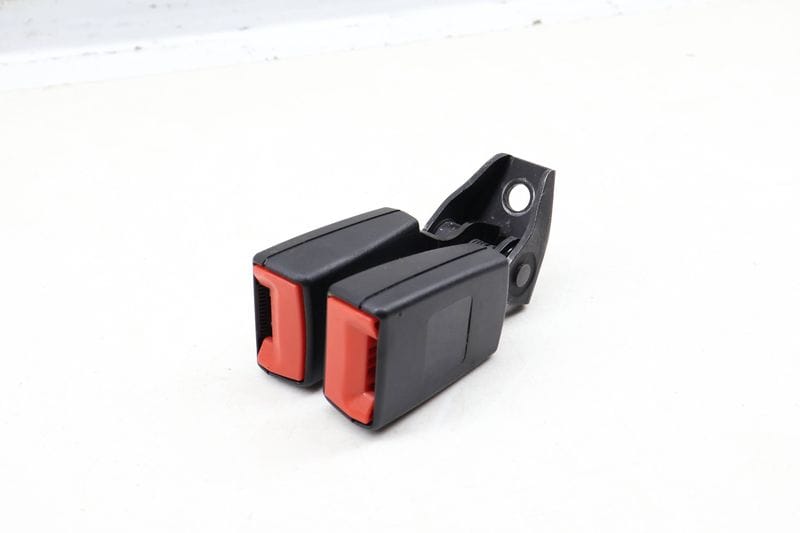 Seat Belt Buckle / Receiver (DOUBLE) 561857739 — Used (SKU 654981)