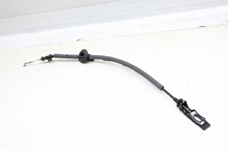 Interior Door Handle Release / Bowden Cable 17A839085 — Used (SKU 679214)