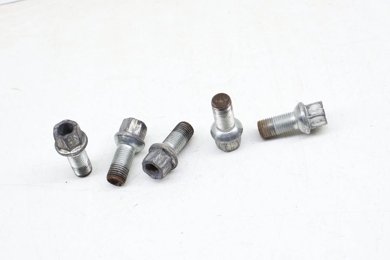 Wheel Bolt / Lug Nut Set (5) WHT001812 — Used (SKU 679462)