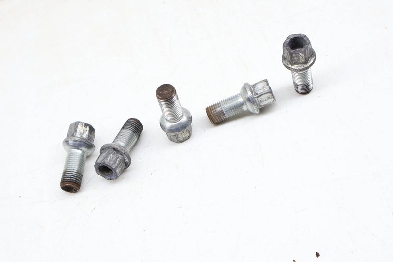 Wheel Bolt / Lug Nut Set (5) WHT001812 — Used (SKU 679463)