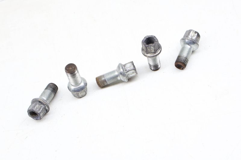 Wheel Bolt / Lug Nut Set (5) WHT001812 — Used (SKU 679464)