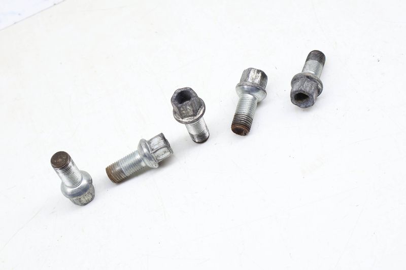 Wheel Bolt / Lug Nut Set (5) WHT001812 — Used (SKU 679465)