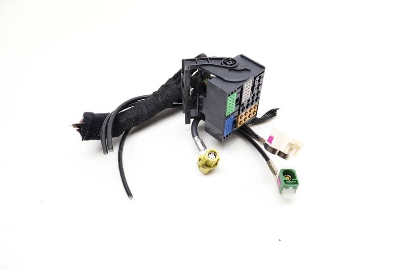 Radio Stereo Wiring Connector Plug / Pigtail Set — Used (SKU 641454)