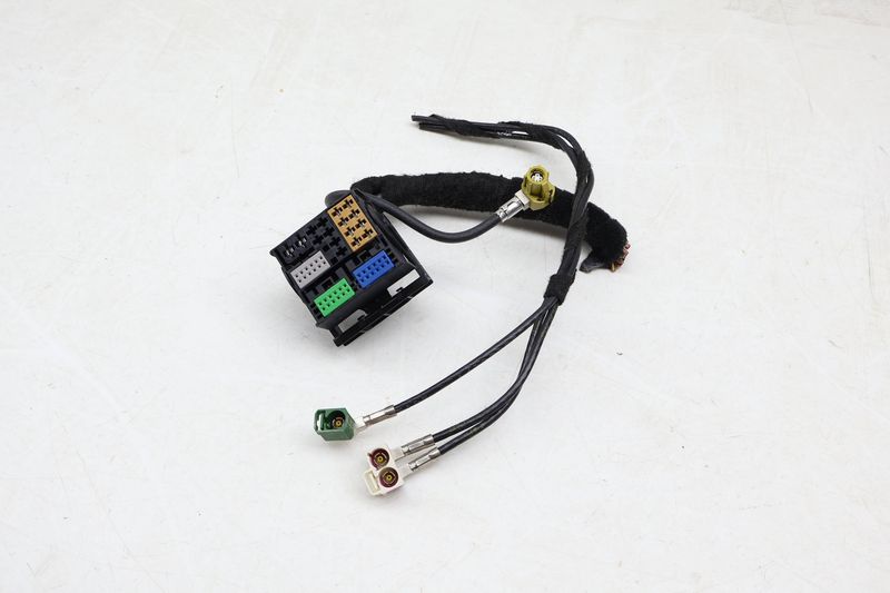 Radio Stereo Wiring Connector Plug / Pigtail Set — Used (SKU 669483)