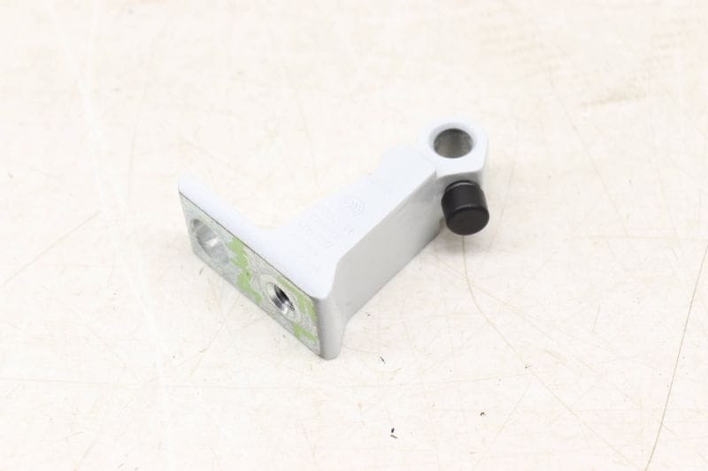 Door Hinge 8V5833403C — Used (SKU 551500)