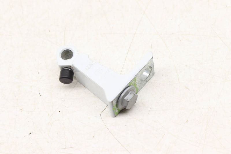 Lower Door Hinge 8V5833404C — Used (SKU 551501)
