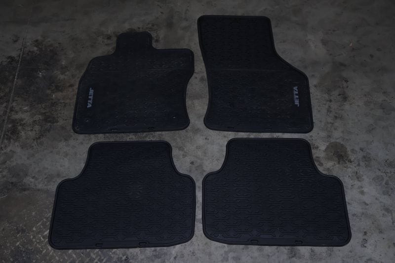 Complete Rubber Floor Mat Set (JETTA) 17B061550 — Used (SKU 633049)