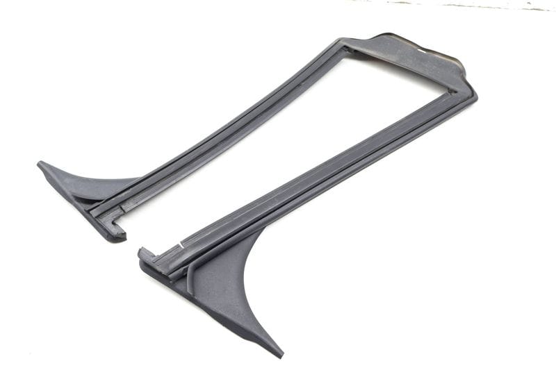Exterior B Pillar Seal / Gasket 7483107 — Used (SKU 729794)