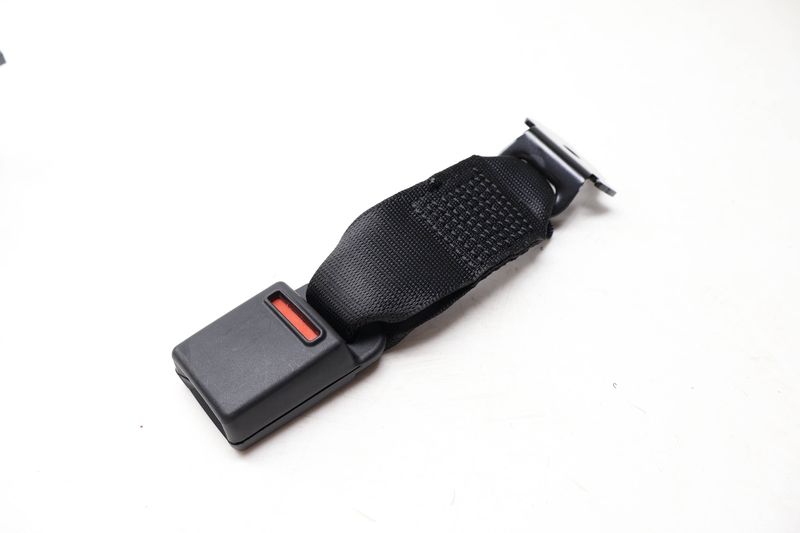 Seat Belt Buckle / Receiver (CENTER) 72117486323 — Used (SKU 729589)