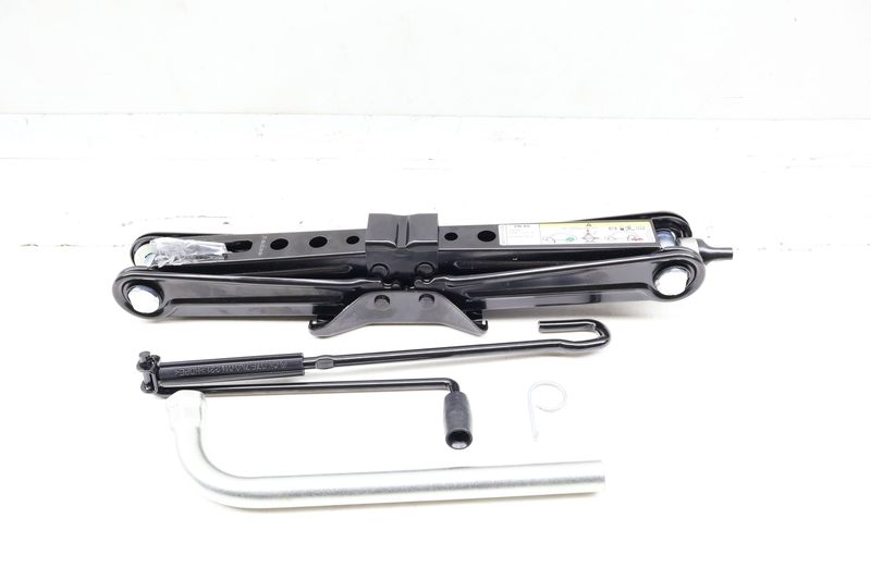 Tool Kit / Set w/ Jack 3CM012115 — Used (SKU 703430)