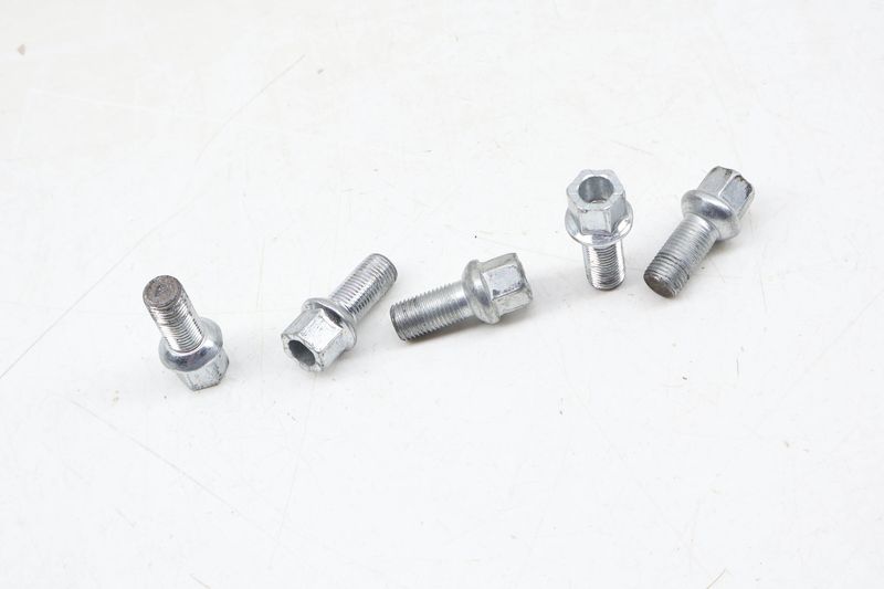 Wheel Bolt / Lug Nut Set (5) WHT001812 — Used (SKU 670932)