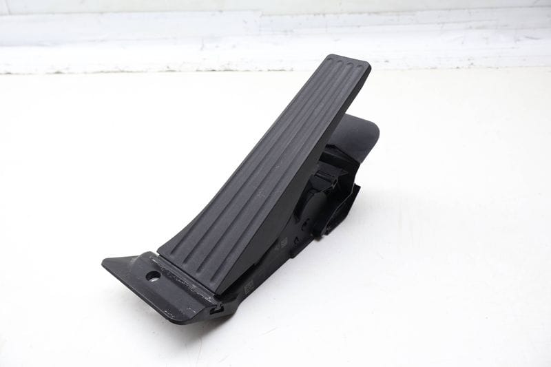 Gas Pedal / Accelerator Module 6889818 — Used (SKU 735840)