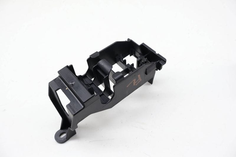 Engine Fuse Panel / Holder Bracket 8R0937545A — Used (SKU 726322)